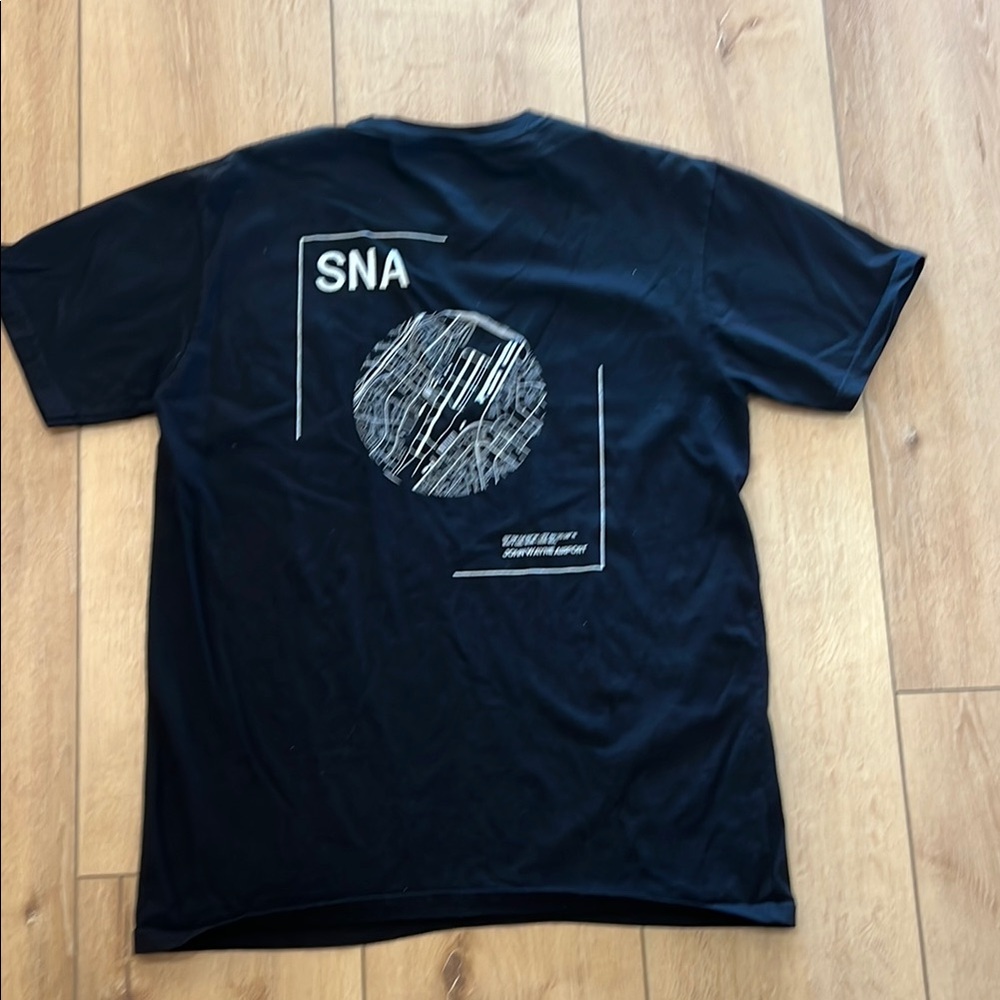 Black Graphic T-Shirt - Men’s Size  Large - Picture 4 of 4